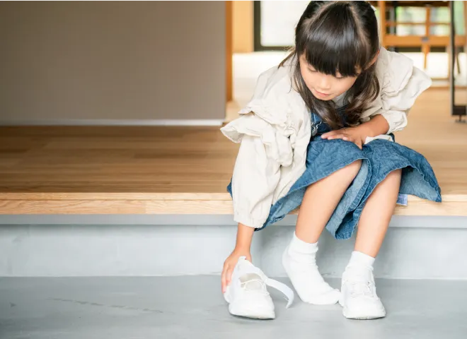 靴を履く子ども
