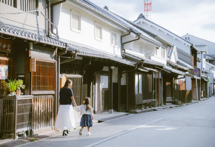 紀州街道を歩く親子