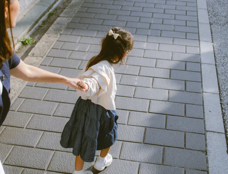 お母さんを引っ張る子ども