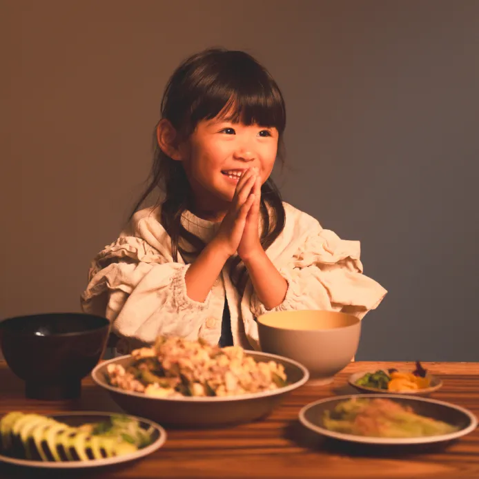 いただきますをする子ども
